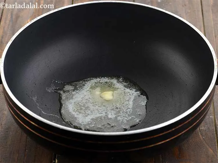 स्टेप 2 – एक गहरे नॉन-स्टिक पैन में मक्खन गरम करें।