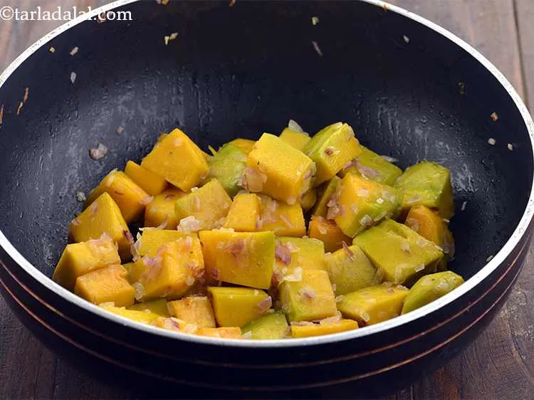 स्टेप 4 – फिर कद्दू के टुकड़ो डालें और ३ मिनट के लिए …