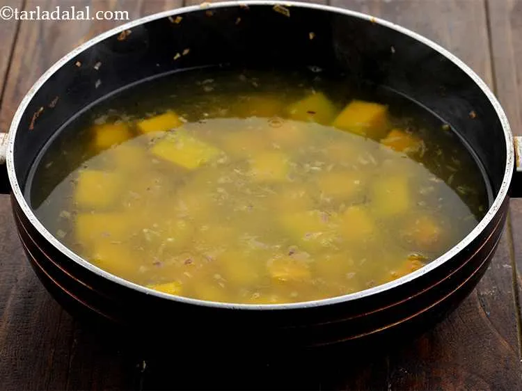 स्टेप 5 – पैन में ३ कप गरम पानी डालें। यह पकाने की …