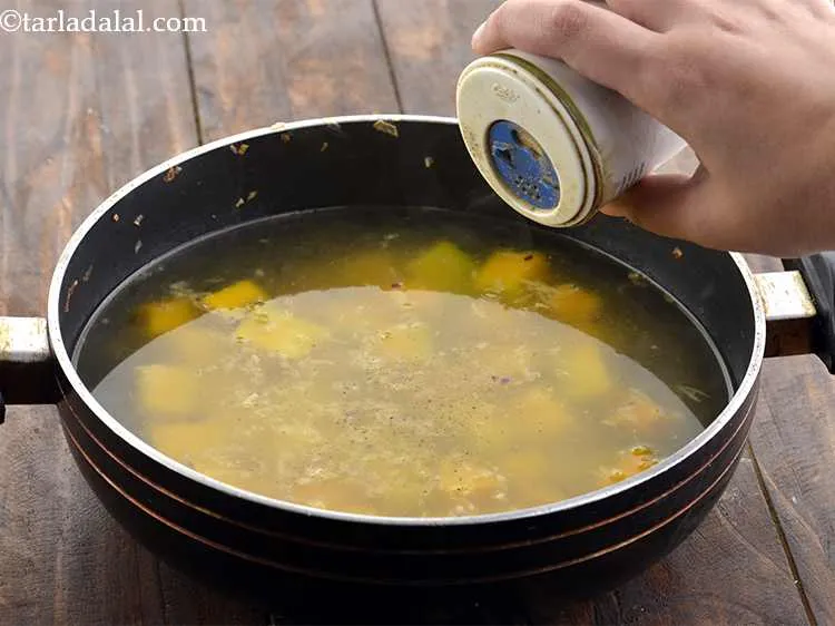 स्टेप 7 – अंत में काली मिर्च डालें और अच्छी तरह मिलाएँ। भले …