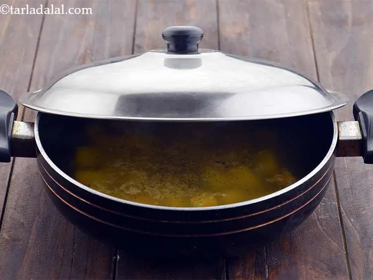 स्टेप 8 – ढक्कन से ढक कर, मध्यम आंच पर बीच-बीच में हिलाते …