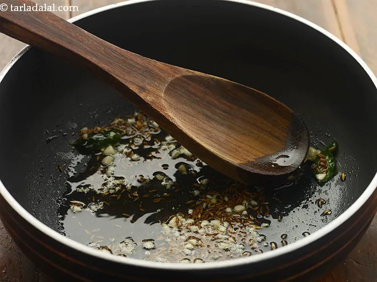 स्टेप 9 – मध्यम आंच पर एक मिनट के लिए या सुगंधित होने …