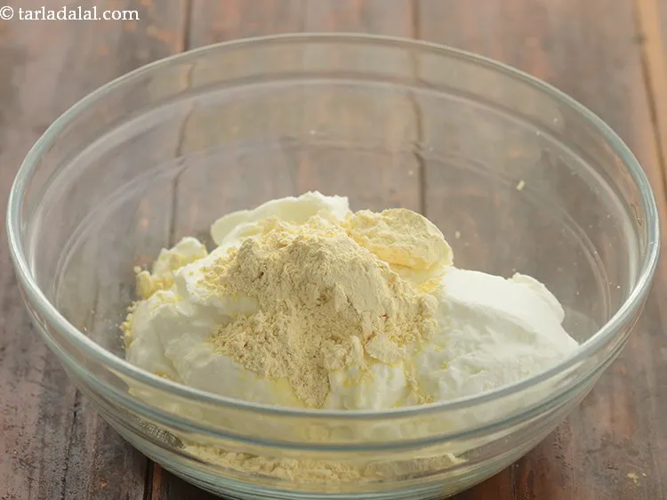 स्टेप 2 – बेसन डालें। यह पंजाबी कढ़ी को गाढ़ा करने में मदद …