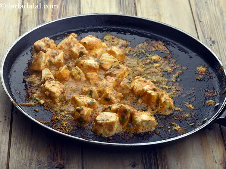 स्टेप 18 – <strong>पनीर टिक्का </strong>को तवा पर डालें और तेज आंच पर …