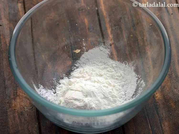 स्टेप 19 – कॉर्नफ्लोर मिश्रण बनाने के लिए, एक कटोरे में १ टीस्पून …