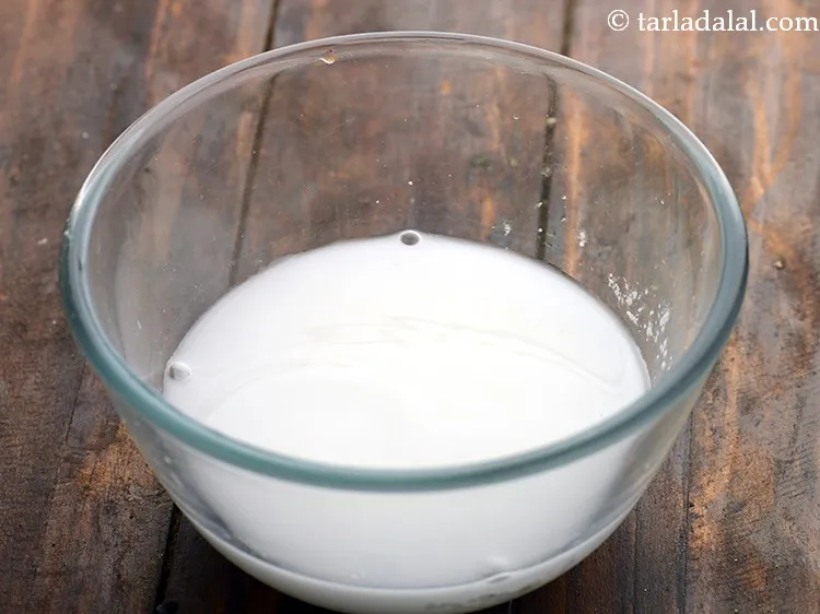 स्टेप 20 – इसमें ३/४ कप <a href=""https://www.tarladalal.com/glossary-milk-hindi-514i"">दूध</a> डालें।
