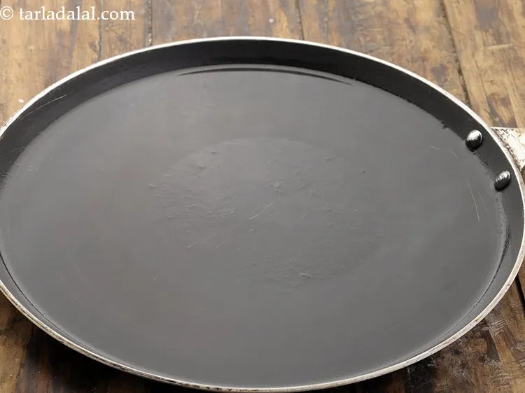 स्टेप 17 – एक नॉन-स्टिक तवा पर शेष १ टेबल-स्पून <a href=""https://www.tarladalal.com/glossary-oil-hindi-671i"">तेल</a> गरम …