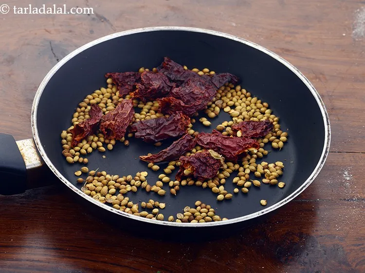 स्टेप 24 – मध्यम आंच पर ३ मिनट तक भूनें।