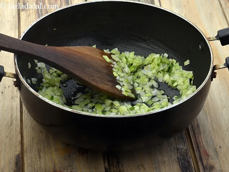 स्टेप 29 – मध्यम आंच पर २ मिनट के लिए भून लें।