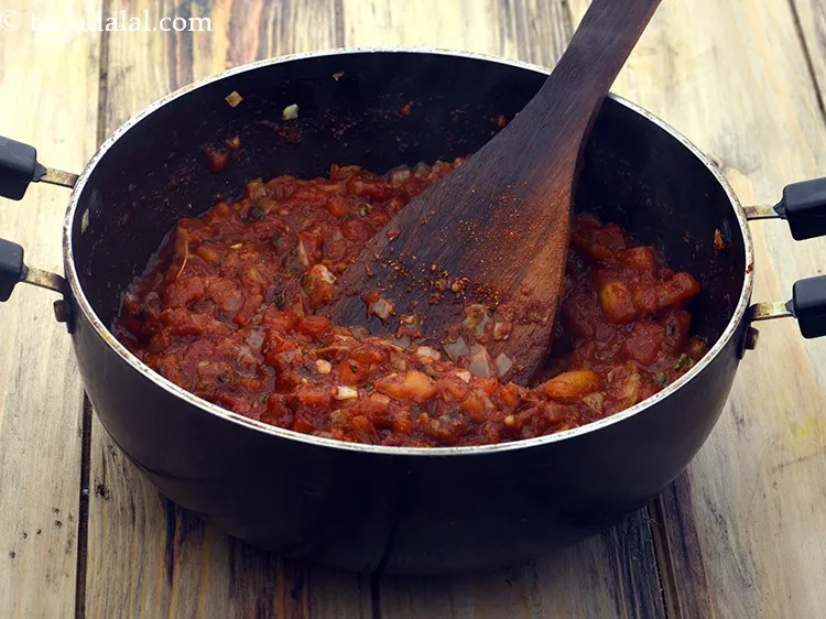 स्टेप 37 – अच्छी तरह मिलाएं और मध्यम आँच पर १ मिनट के …