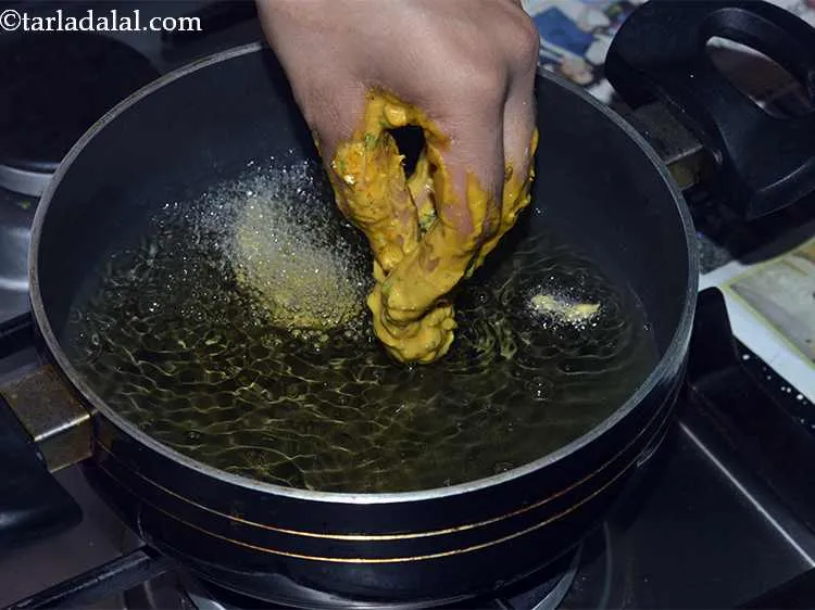 स्टेप 28 – एक गहरे नॉन-स्टिक पैन में तेल गरम करें, चम्मच भर …