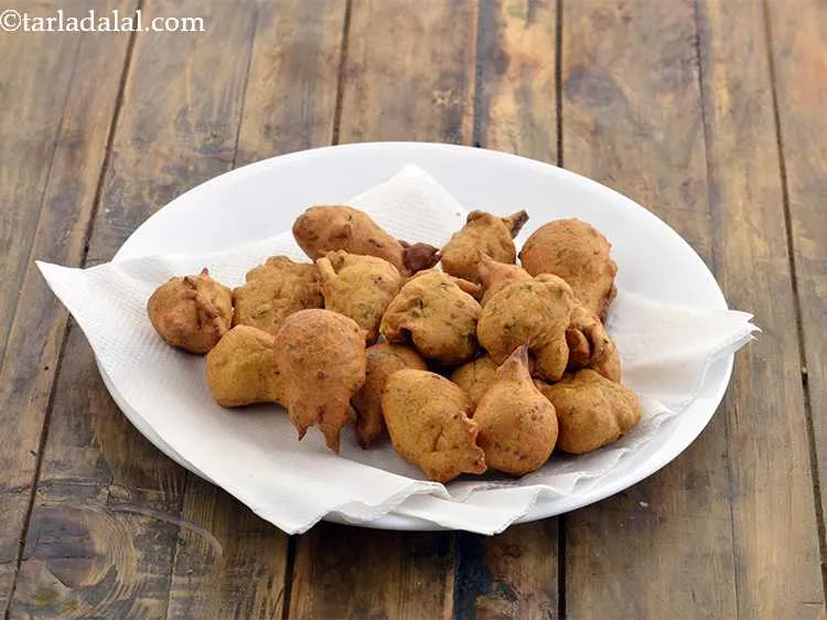 स्टेप 10 – उन्हें एक सोखनेवाले कागज पर निकालें और <strong>पंजाबी कढ़ी</strong> बनाने …