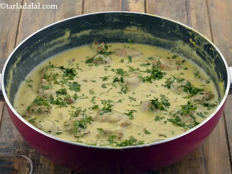 Step 24 – Switch off the flame and garnish the&nbsp;<strong>Punjabi Pakoda Kadhi</strong>&nbsp;with coriander.