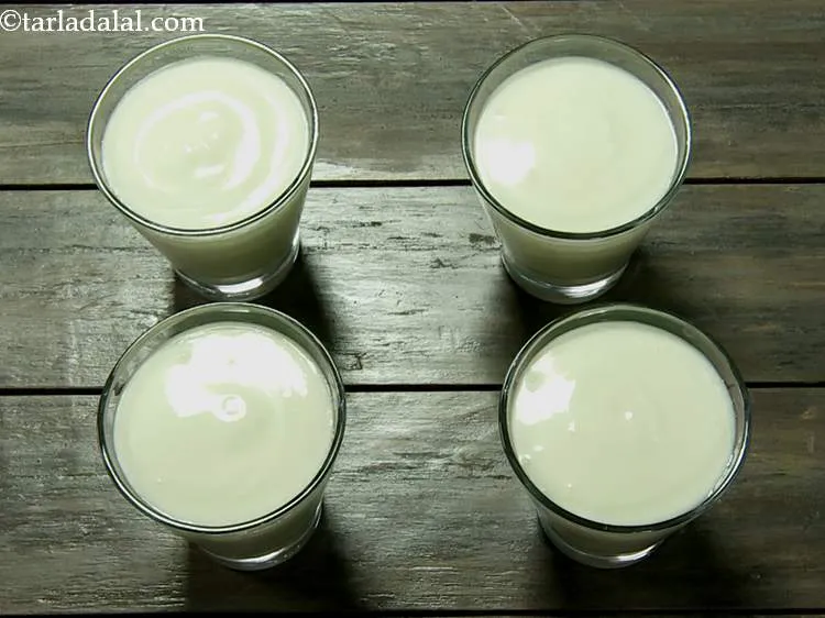 Step 8 – Pour&nbsp;<strong>Sweet Lassi (Punjabi&nbsp;</strong><strong>Sweet Lassi)&nbsp;</strong>into 4 serving glasses.