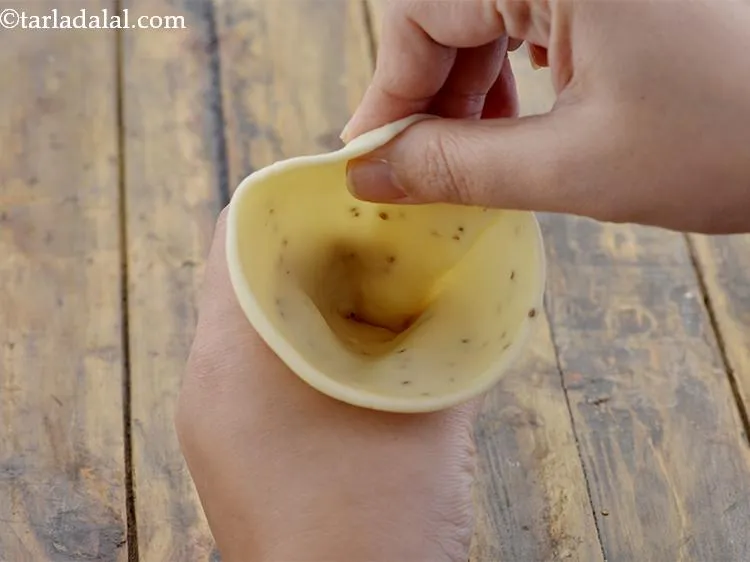 Step 28 – Press the end of the cone so that the stuffing is well sealed inside.