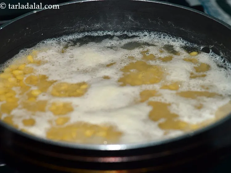 स्टेप 6 – दाल को लगभग २० मिनट के लिए मध्यम आंच पर …