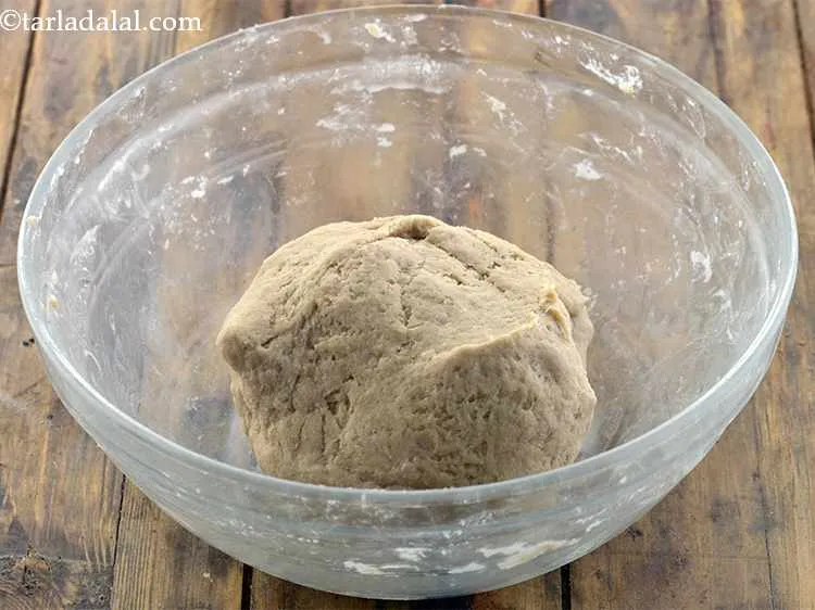 स्टेप 4 – लगभग १ कप पानी का उपयोग करके नरम आटा गूंथ …