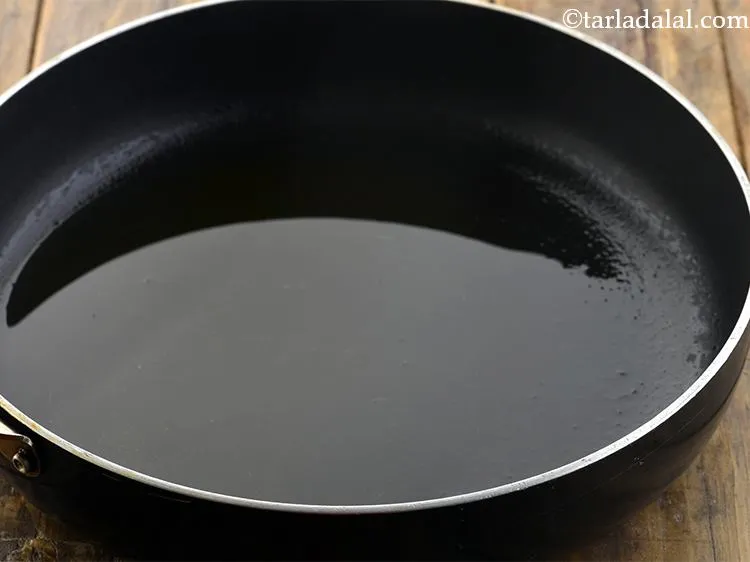 स्टेप 14 – एक चौड़ा नॉन-स्टिक पैन लें और उसमें घी गरम करें। …