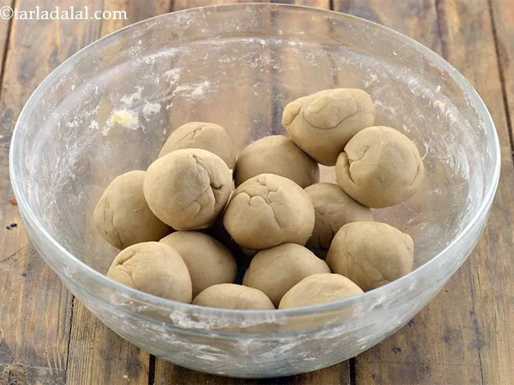 स्टेप 5 – आटे को १५ बराबर भागों में बाँटकर एक तरफ रख …