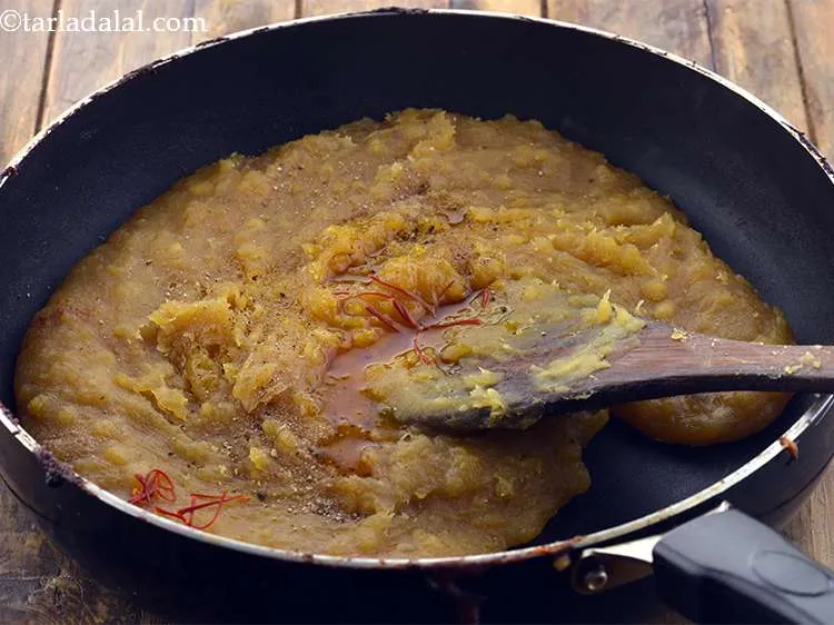 स्टेप 19 – अब केसर-पानी का मिश्रण डालें।