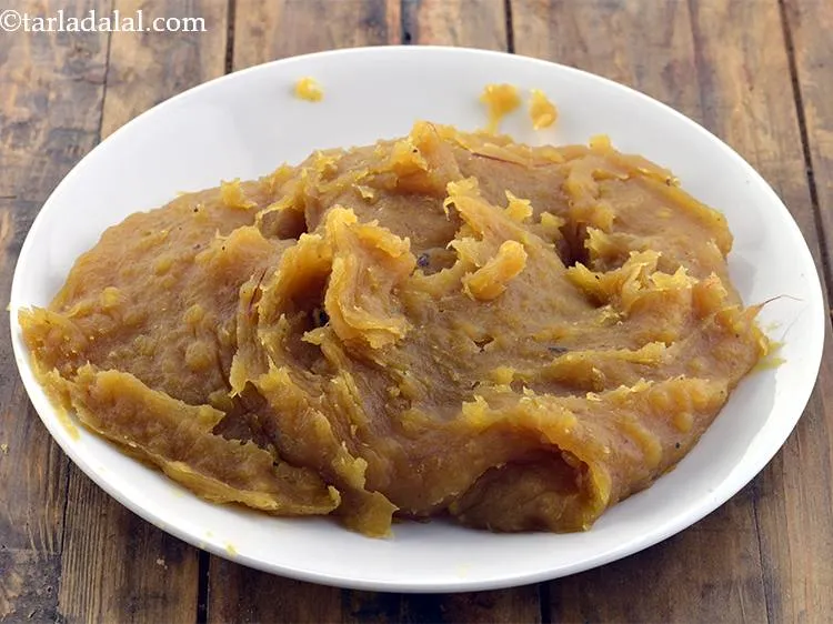 स्टेप 21 – एक प्लेट में निकाल लें और थोड़ा ठंडा होने दें।