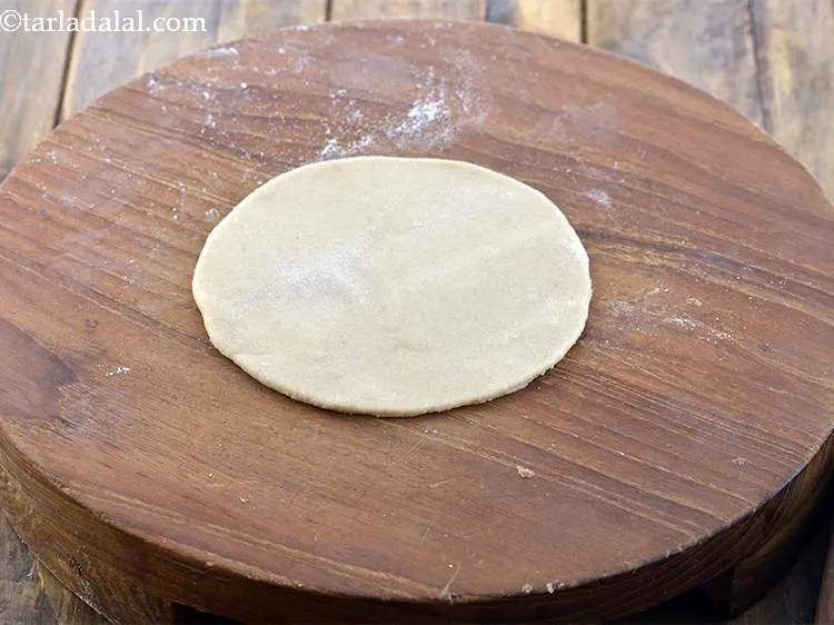 स्टेप 23 – आटे के एक भाग को १०० मिमी (४&quot;) व्यास के …