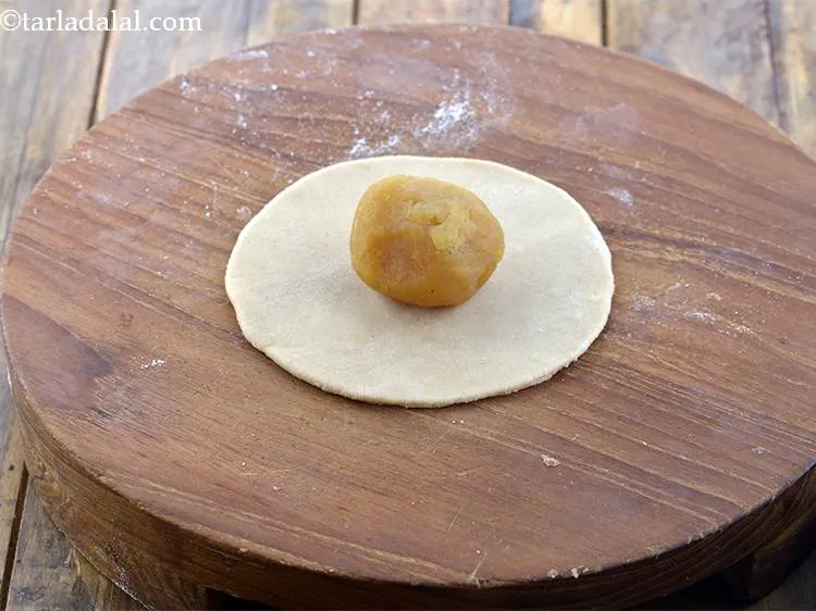 स्टेप 24 – भरवां मिश्रण के एक हिस्से को बीच में रखें।