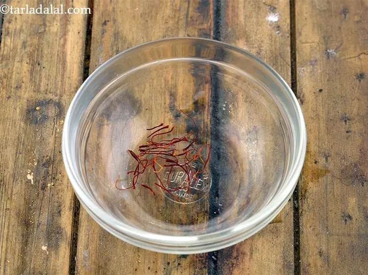 स्टेप 8 – एक छोटी कटोरी में केसर डालें। केसर न केवल एक …