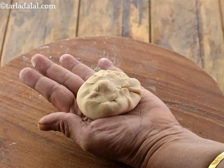 स्टेप 26 – भरवां मिश्रण को सील करने के लिए किनारों को एक …