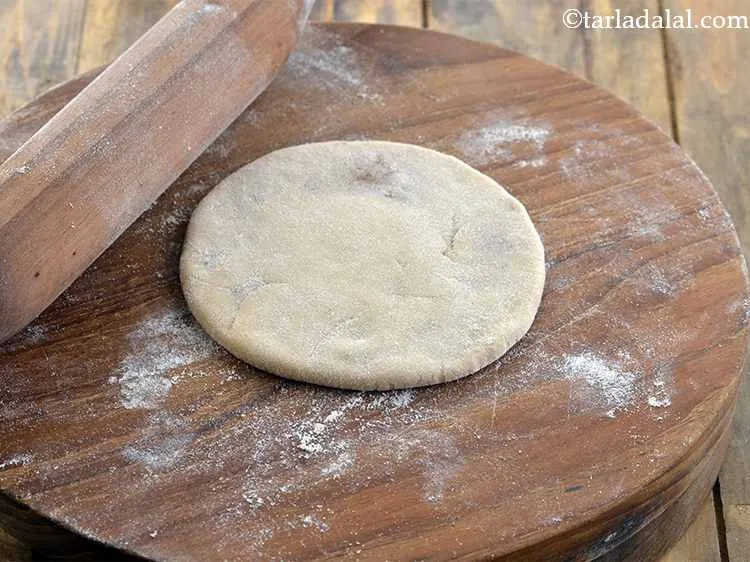 स्टेप 27 – आटे को चपटा करें और फिर से १०० मिमी (४&quot;) …