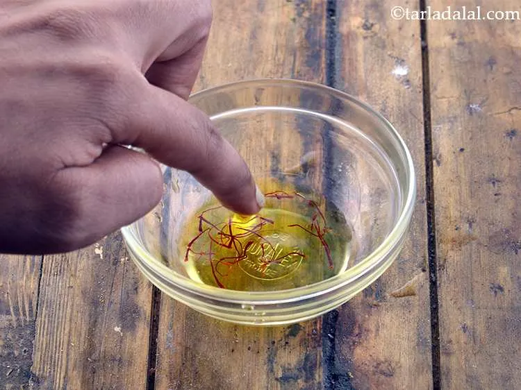 स्टेप 9 – इसमें २ टीस्पून गुनगुना पानी डालें और केसर को मलें। …