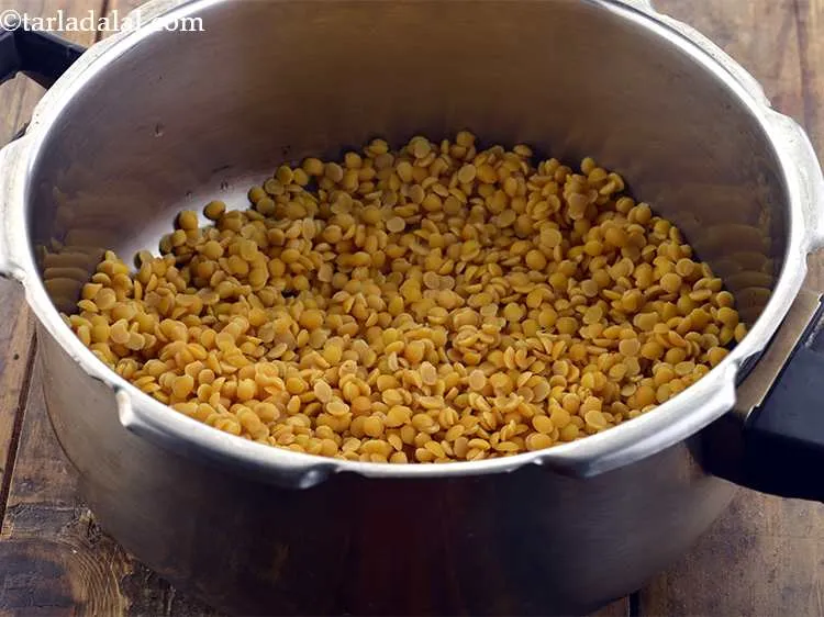 स्टेप 10 – पूरन पोली के लिए भरवां मिश्रण बनाने के लिए, प्रेशर …