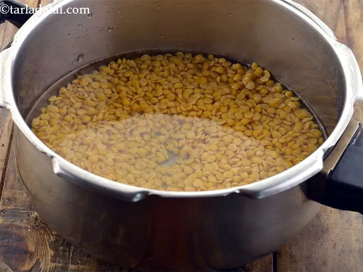 स्टेप 11 – १ १/२ कप पानी डालें।