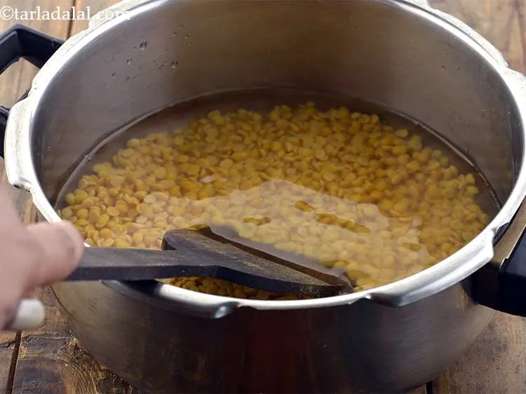 स्टेप 12 – अच्छी तरह मिलाएं और ३ सिटी तक प्रैशर कुक करें।