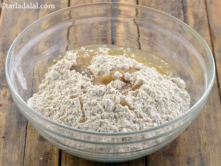 स्टेप 3 – इसमें तेल डालें। तेल आटे में कोमलता लाता है।