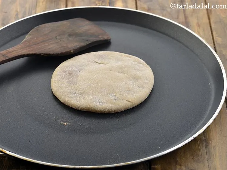 स्टेप 28 – तवे पर मध्यम आंच पर पूरन पोली (गुजराती स्टाइल की …