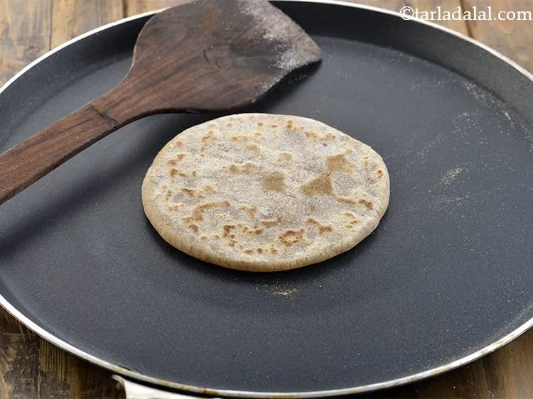 स्टेप 29 – बचे हुए आटे और भरवां मिश्रण के साथ १४ और …