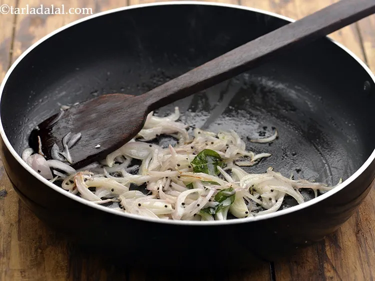 स्टेप 8 – मध्यम आंच पर बीच-बीच में हिलाते हुए २ से ३ …