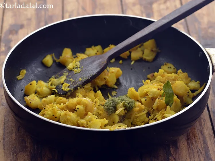 स्टेप 12 – हरी मिर्च की पेस्ट डालें।&nbsp;