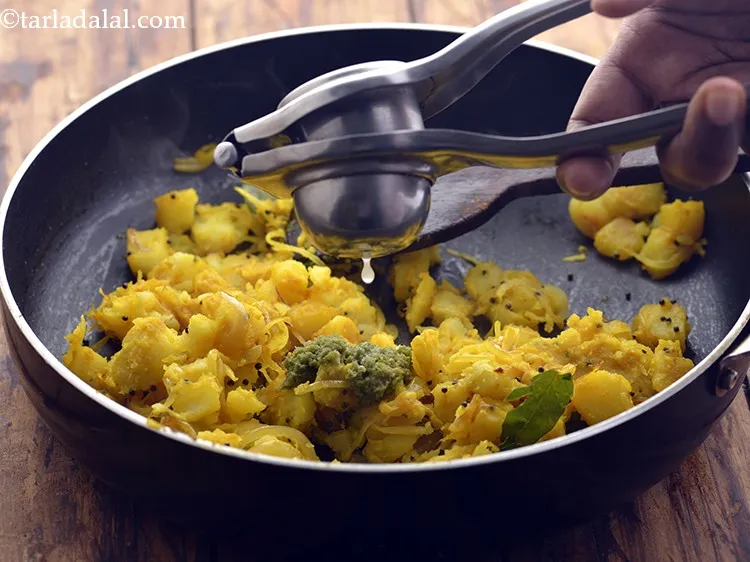 स्टेप 13 – नींबू का रस डालें। इसके अलावा, यदि आप चाहें तो …