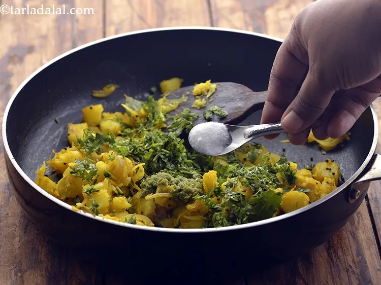 स्टेप 14 – धनिया और नमक डालें।