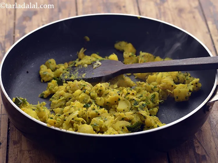 स्टेप 15 – अच्छी तरह से मिलाएं और मध्यम आंच पर १ मिनट …