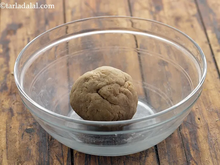 स्टेप 19 – धीरे-धीरे पानी डालें और सभी सामग्रियों को मिलाएं। हमने लगभग …