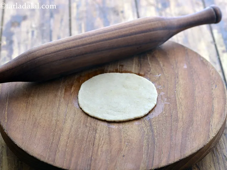 स्टेप 24 – आटे के एक भाग को ७५ मि। मी। (३&quot;) व्यास …