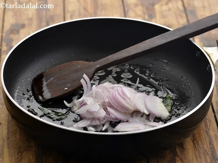 स्टेप 7 – प्याज़ डालें।