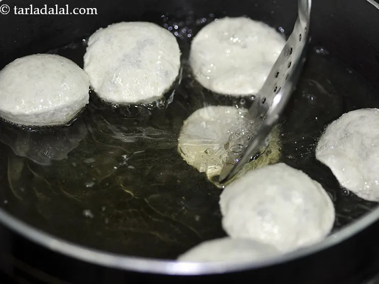 स्टेप 13 – <div> एक छेदवाले चम्मच का उपयोग करके इसे थोड़ा दबाएं …