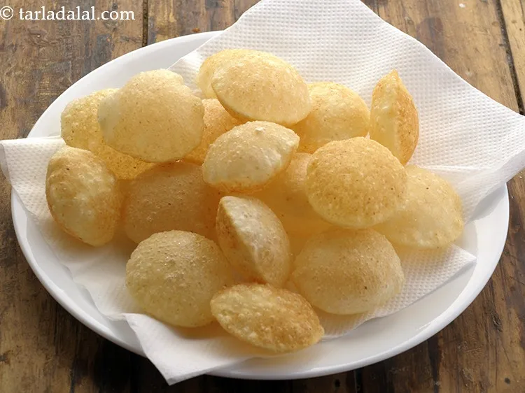 स्टेप 15 – तेल सोखने वाले कागज़ पर निकाल लीजिए। अतिरिक्त तेल को …