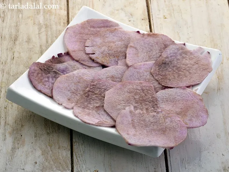 Step 17 – Remember to cut thin slices of kand, else they might not cook well while frying.&nbsp;