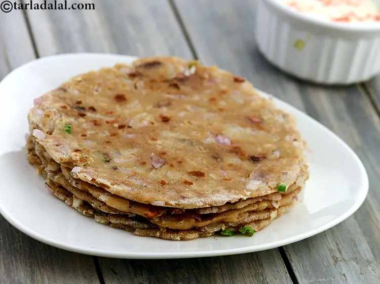 Step 22 – Serve <strong>pyaz aur anardane ki roti </strong>immediately with fresh curds or raita.