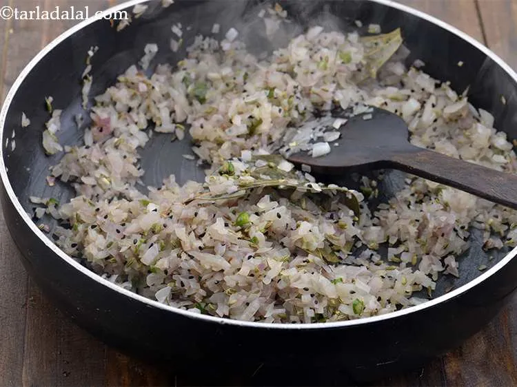 स्टेप 12 – मध्यम आंच पर ५ मिनट के लिए भून लें।